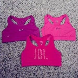 3 Nike sports bra bundle… excellent condition! Only tried on and washed once.